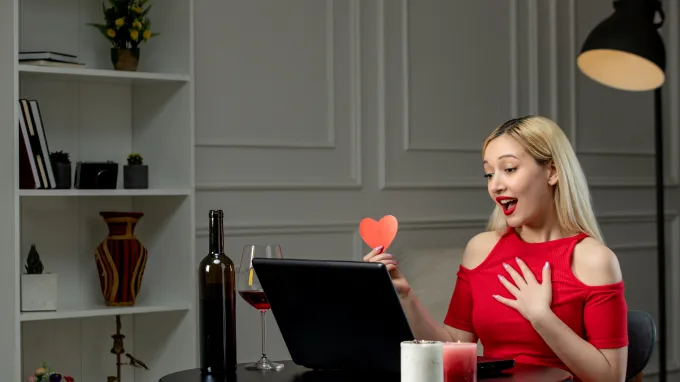 Человек за ноутбуком для кейса по гемблингу в Бангладеш на pop-рекламе